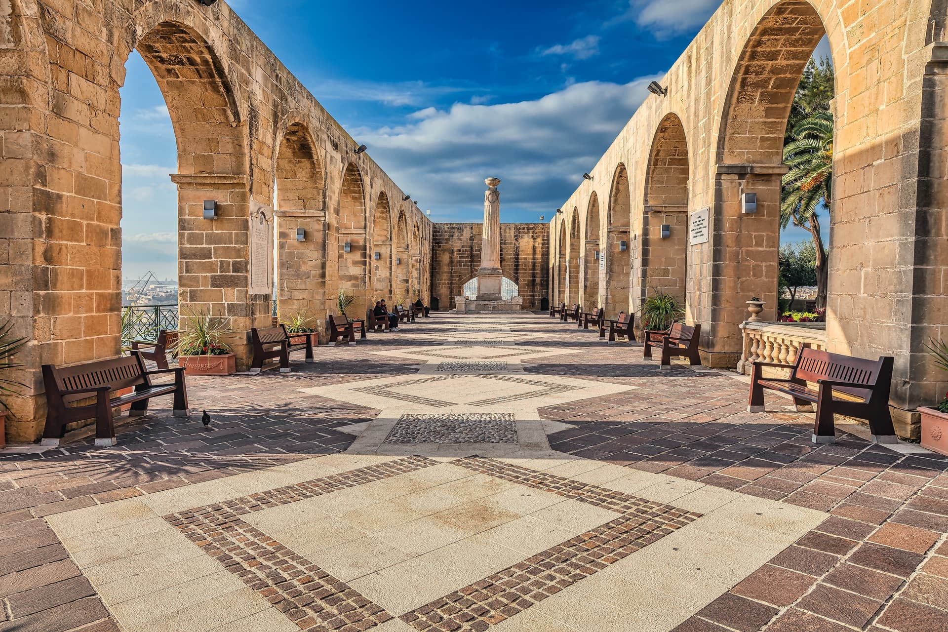 Upper Barrakka Gardens in Valletta mit historischen Kalkstein-Arkaden
