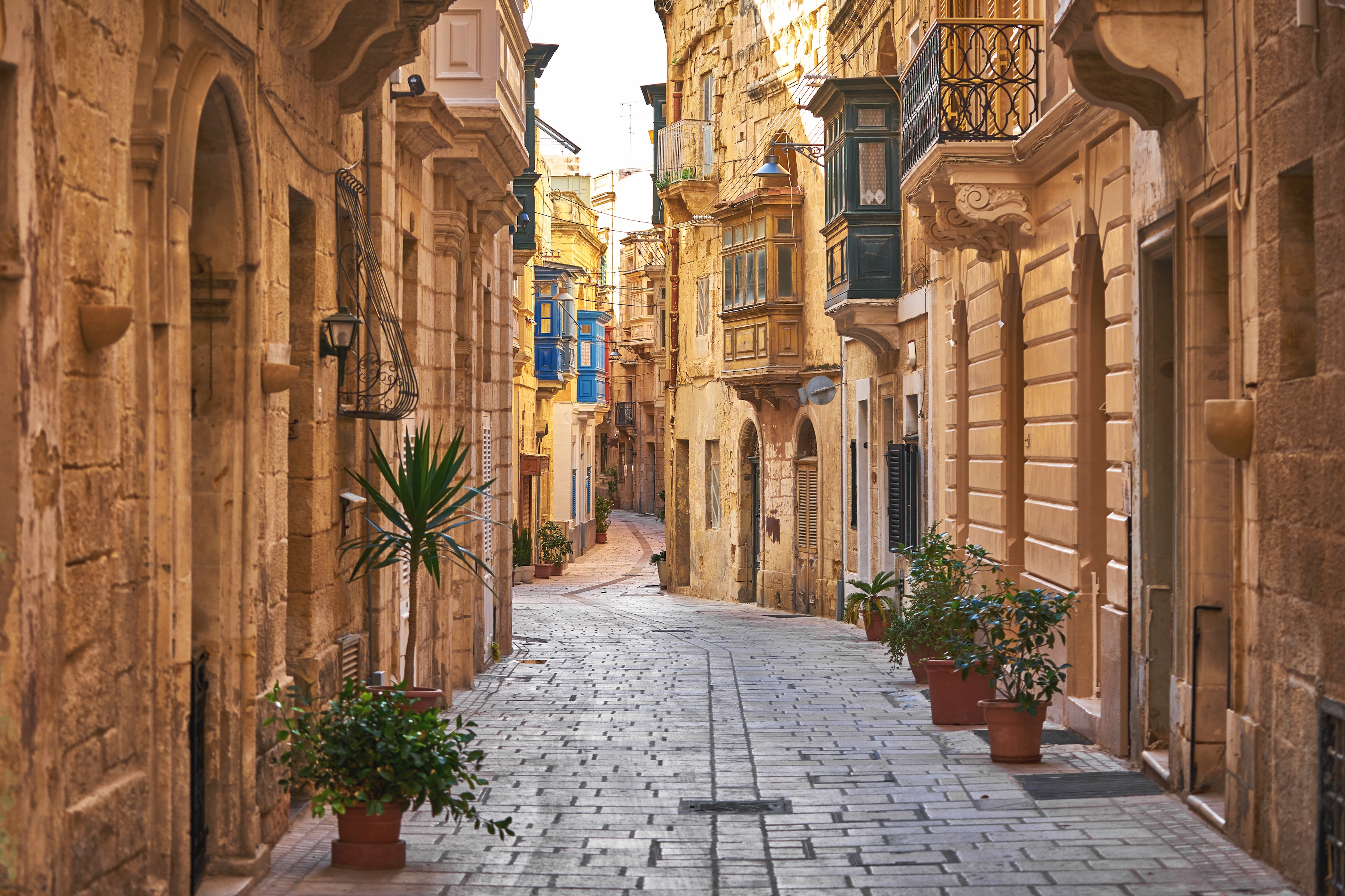 Gasse in der Altstadt von Valletta mit bunten maltesischen Balkonen