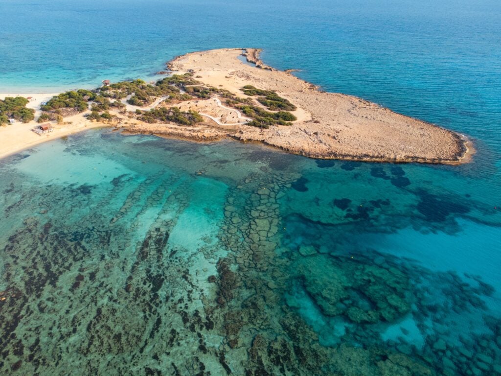 Drohenaufnahme von Makronissos Beach